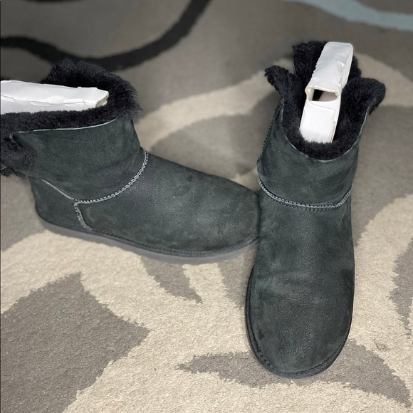 Black Naveah uggs with one bow - Picture 8 of 10